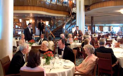 Queen Mary 2 dining room